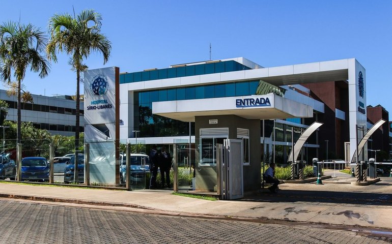 Lula permanece estável após cirurgia no quadril e já fez caminhada