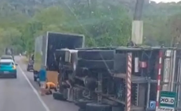 Momento da queda do caminhão