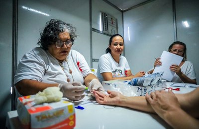 Prefeitura de Arapiraca oferece testes rápidos e serviços de saúde em alusão ao Dezembro Vermelho