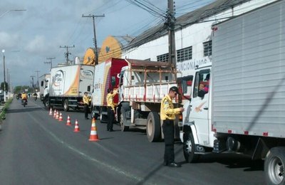 Mais de 1.300 veículos de grande porte são flagrados fora do horário, em Maceió