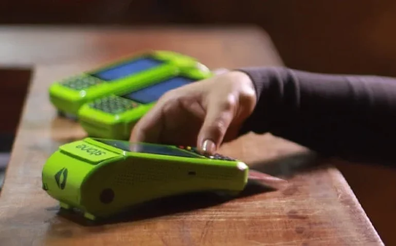 Stone lucra R$ 631 milhões no 2º tri, alta de 27% e revisa projeções de ganho para 2025