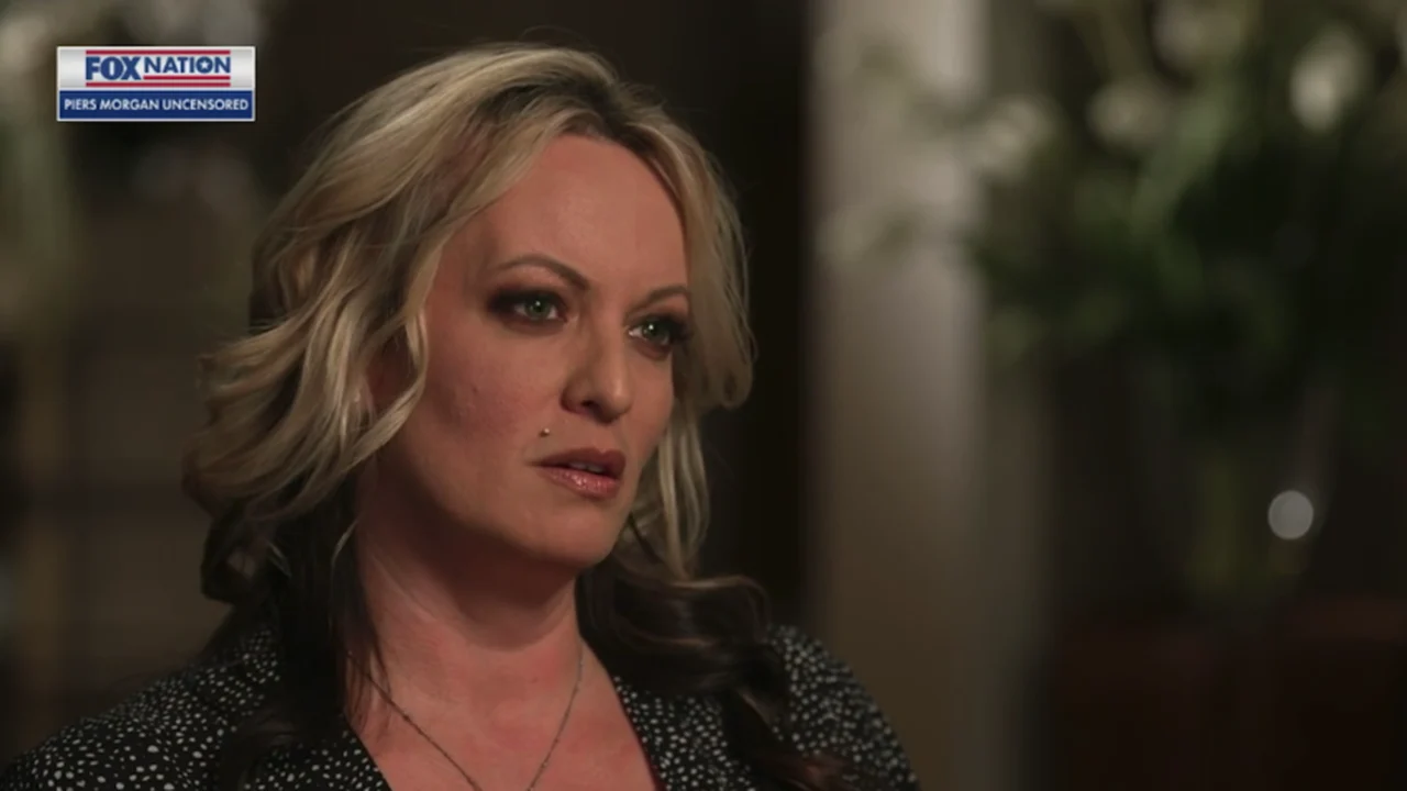 Stormy Daniels: ex-atriz pornô e figura-chave no julgamento criminal de Trump depõe em tribunal nos EUA
