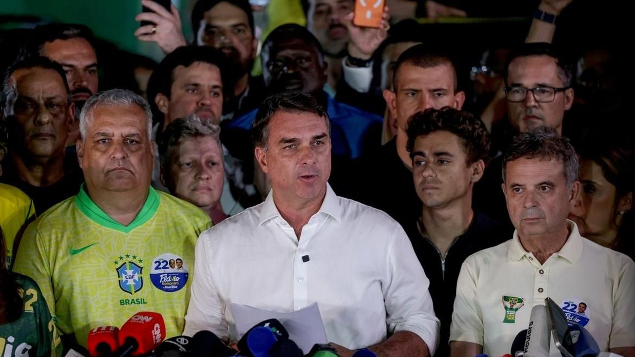 Aliados de Flávio Bolsonaro recebem informação sobre saída do país