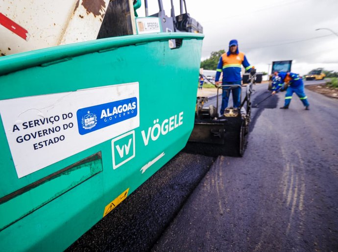 Prefeita Tia Júlia realiza visita às obras de recapeamento da BR-316