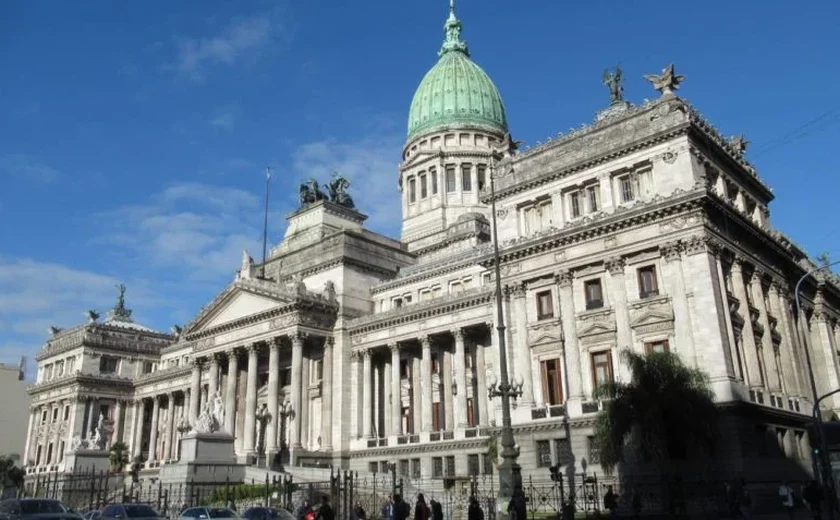 Congresso argentino suspende debates sobre Lei Ônibus; parlamentares voltam a se reunir ao meio-dia desta quinta-feira