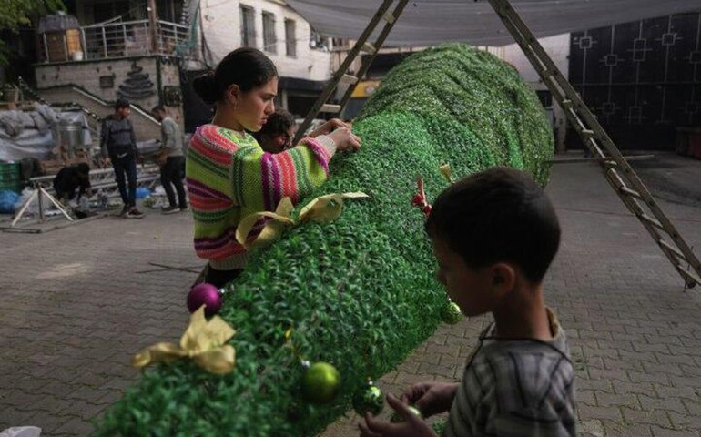 Palestinos constroem árvore de Natal artesanal em igreja católica