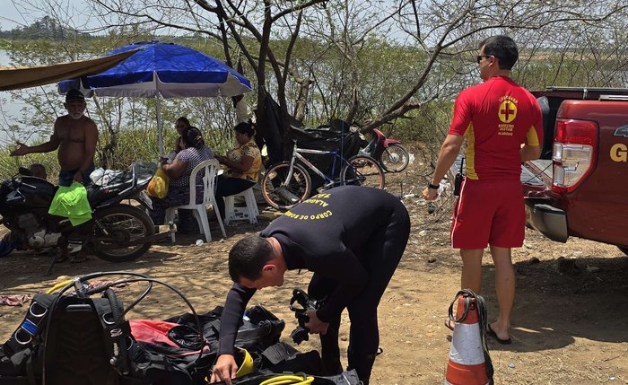 Bombeiros regatam corpo de pescador do Lago Perucaba