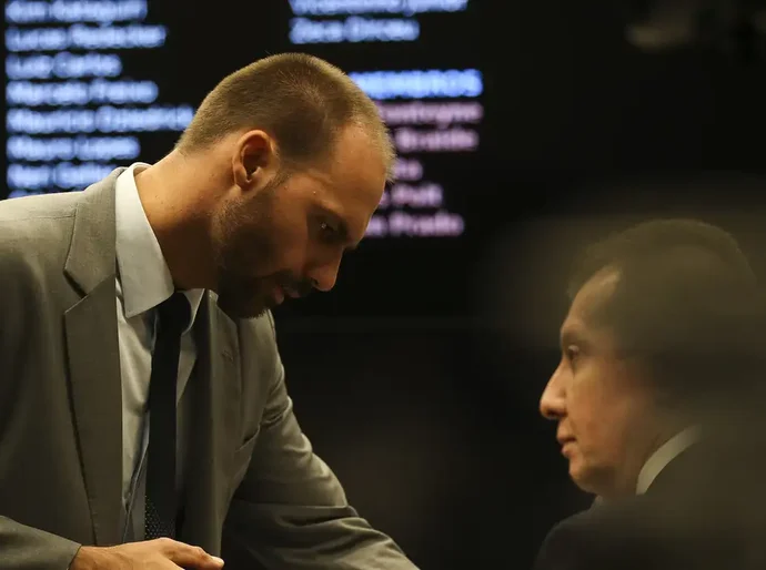 Moraes manda DPU assumir a defesa de Eduardo Bolsonaro no STF