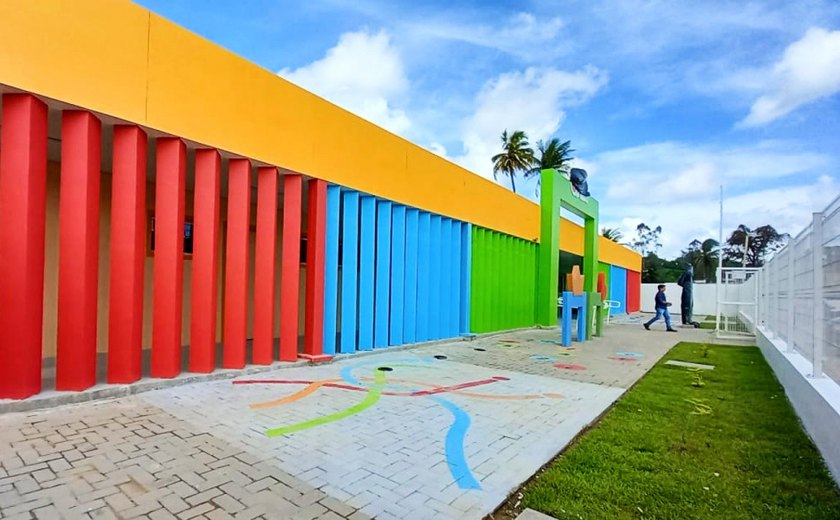 Prefeito de Viçosa e primeira-dama de AL entregam Centro de Educação Infantil