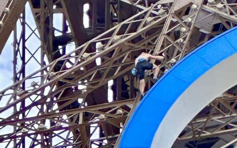 França liberta britânico que escalou Torre Eiffel no último dia da Olimpíada de Paris