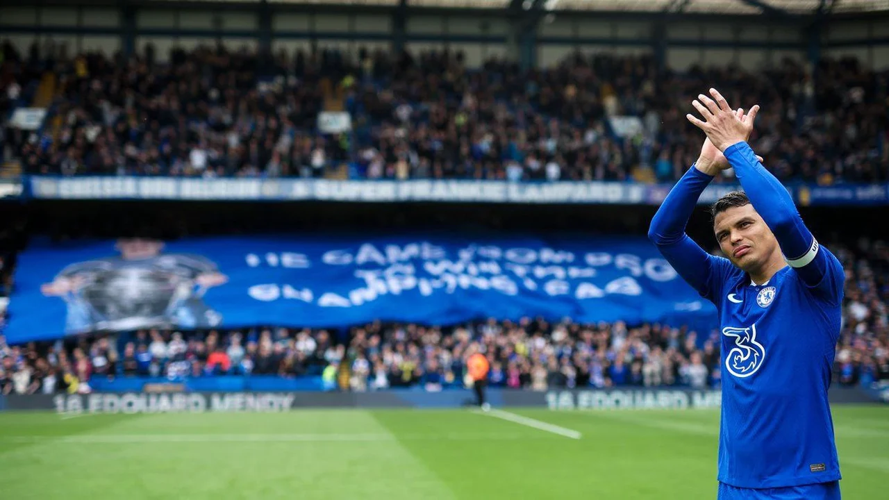 Thiago Silva recebe homenagem do Chelsea e descarta retorno ao Flu neste ano