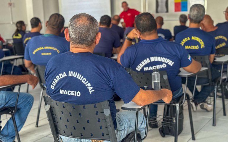 Instrução de Armamento e Tiro da Semsc inicia aulas teóricas com primeira turma de 2025