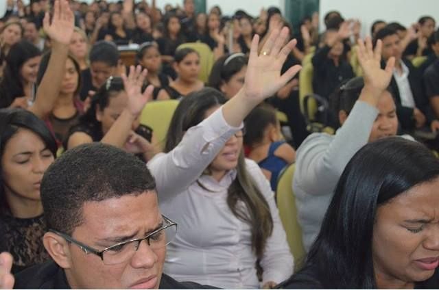 Jovens são cheios do poder em pré congresso
