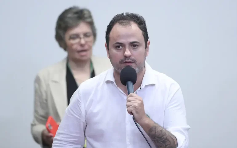 Deputado Glauber Braga expulsa militante do MBL da Câmara