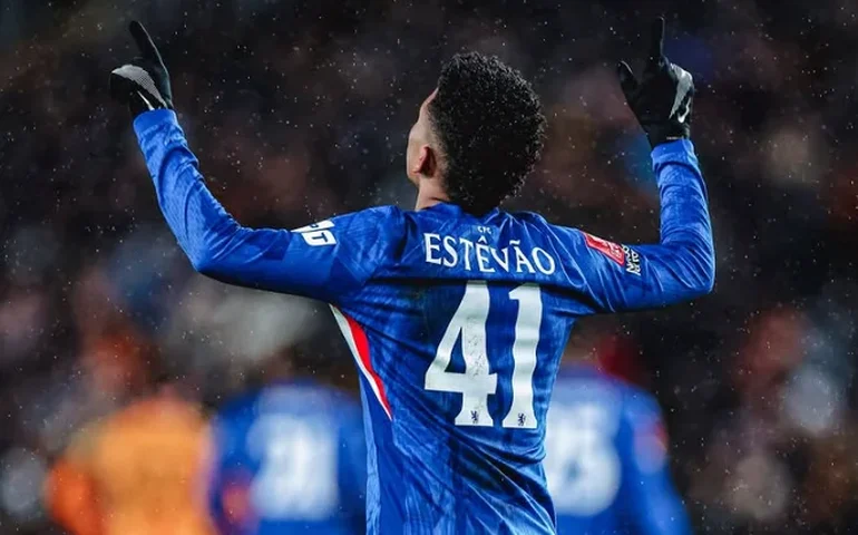 Estêvão retorna ao Chelsea e treinador aposta em reação contra o PSG