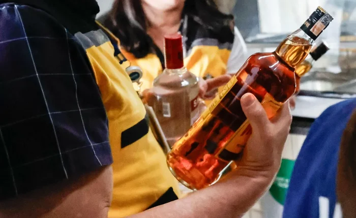 Em meio à suspeitas de intoxicação por metanol, governo de São Paulo fiscaliza comércios suspeitos de vender bebidas adulteradas