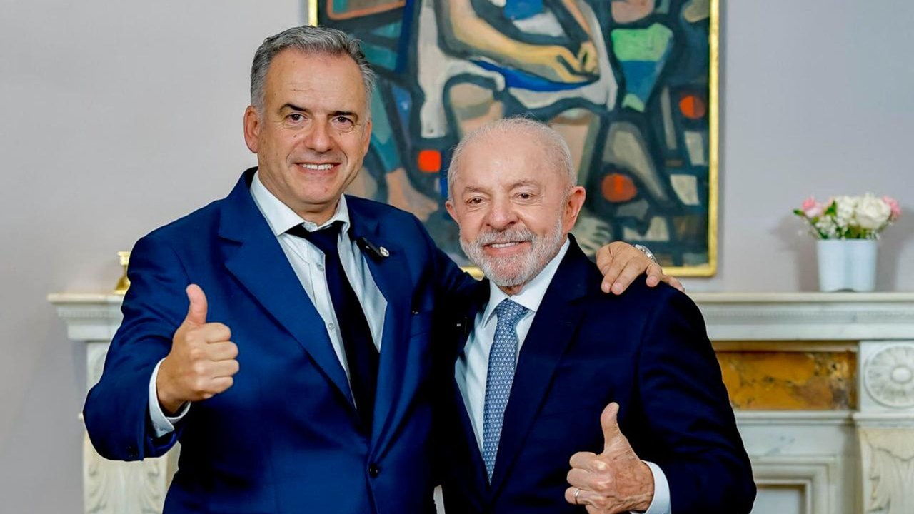 Lula presenteia prefeito de Nova York com camiseta do Corinthians