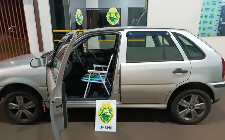 Homem é flagrado pela polícia dirigindo Gol em cadeira de praia no Paraná