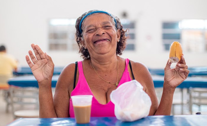 Dona Marinalva da Costa é cliente do café da manhã no Restaurante Popular