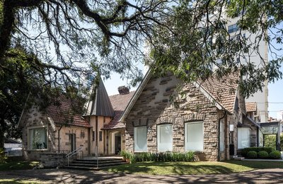 Arquitetura do encontro: casa da década de 1930 se transforma em espaço que une estilo de vida, trabalho e criatividade em Curitiba