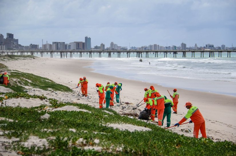 Prefeitura realiza um grande mutirão de limpeza na Praia da Avenida