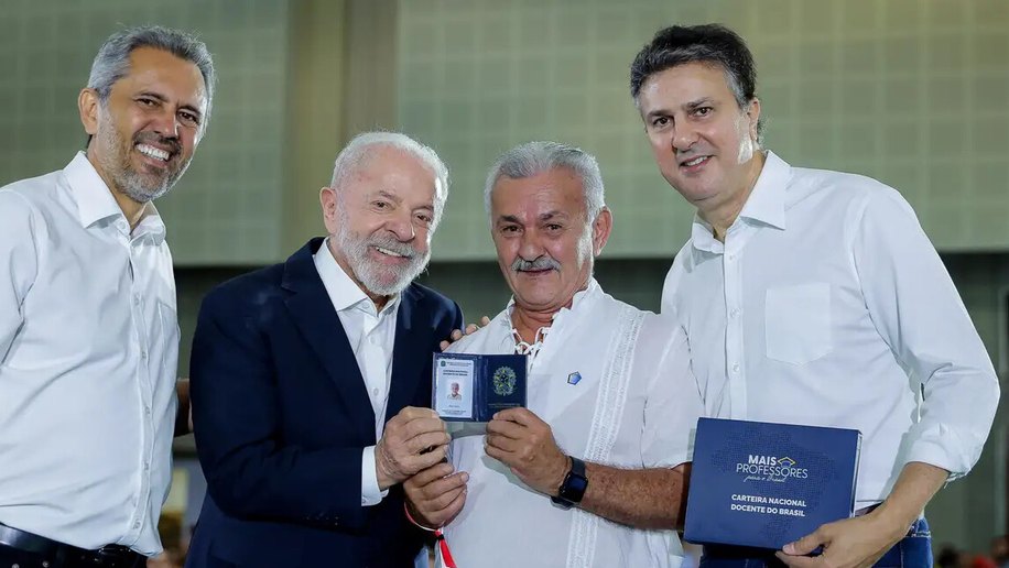Lula entrega carteiras de docente a professores do Ceará
