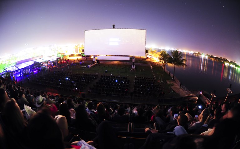 Open Air Brasil começa hoje em Brasília com programação com homenagem a Fernanda Torres, clássico de Almodóvar, noite do terror e muito mais