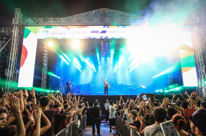 Maceió Verão: maceioenses e turistas se divertem ao som do rock
