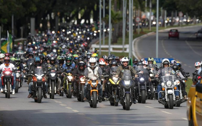 Forte esquema de segurança protege Bolsonaro em motociata em Porto Alegre