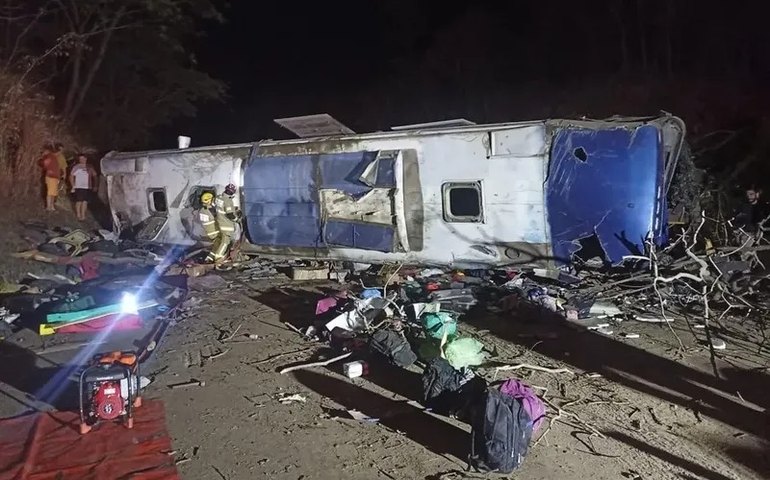 Dois morrem e 34 ficam feridos em tombamento de ônibus que seguia de SP para Alagoas
