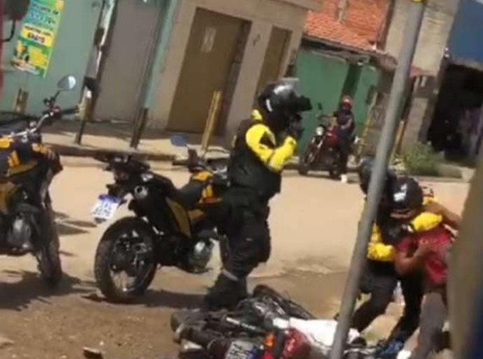 Homem é detido após agredir agentes da SMTT de Palmeira; ele usava colete sem credenciamento