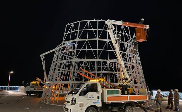 Estrutura da árvore de Natal gigante sendo instalada no Marco dos Corais