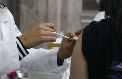 Governo Federal obtém liminar para remoção de publicações que associam vacinas da Covid-19 à Aids