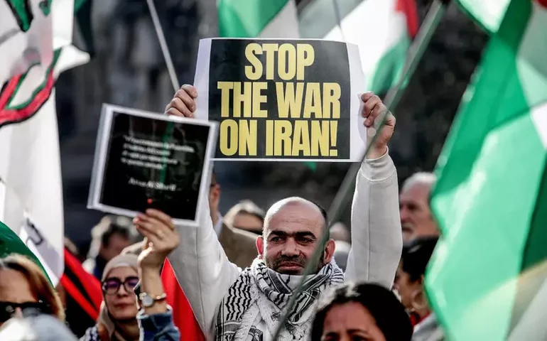 Protestos contra escalada de tensão no Irã mobilizam Milão