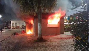 Lanchonete pega fogo e fica destruída em Simão Dias