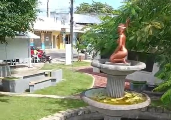 Fonte da Índia, na Praça do Açude, funcionou apenas uma semana após inauguração e vira foco de doenças, denunciam comerciantes