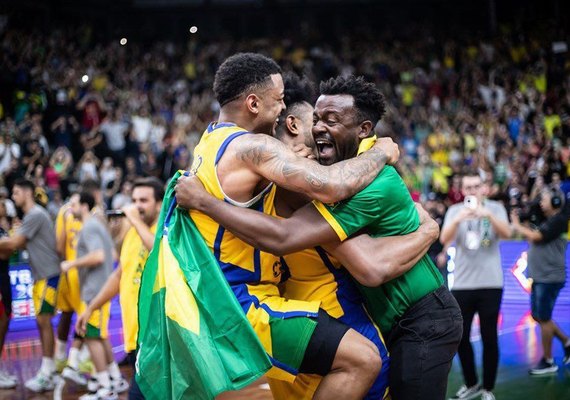 Brasil vence a Polônia em preparação para o Pré-Olímpico masculino de basquete