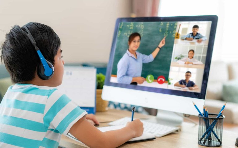 Professores usam várias estratégias para convencer alunos a ligar câmera