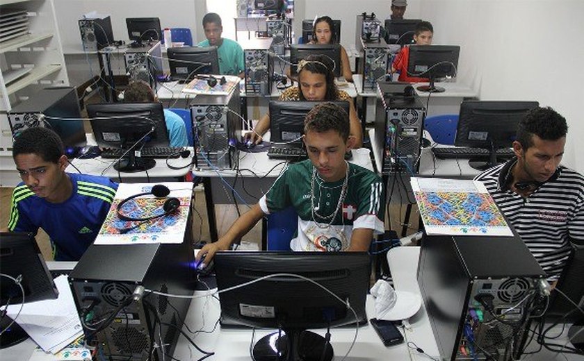 Biblioteca Pública capacita jovens da Grota do Cigano em informática básica