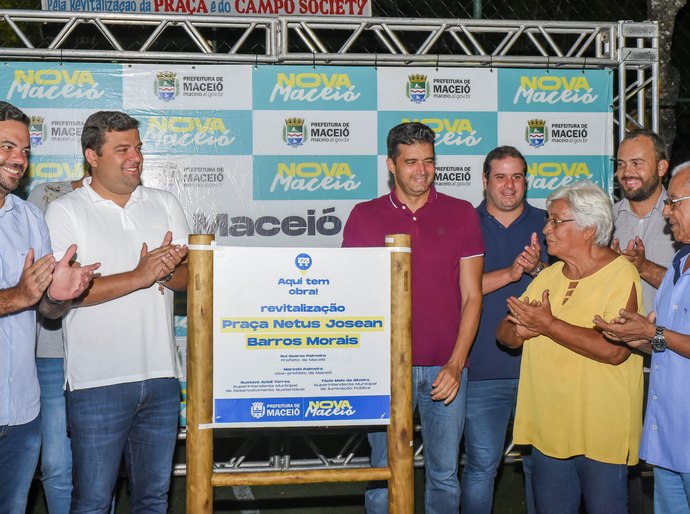 Rui Palmeira entrega quadra e praça revitalizadas no conjunto Inocoop