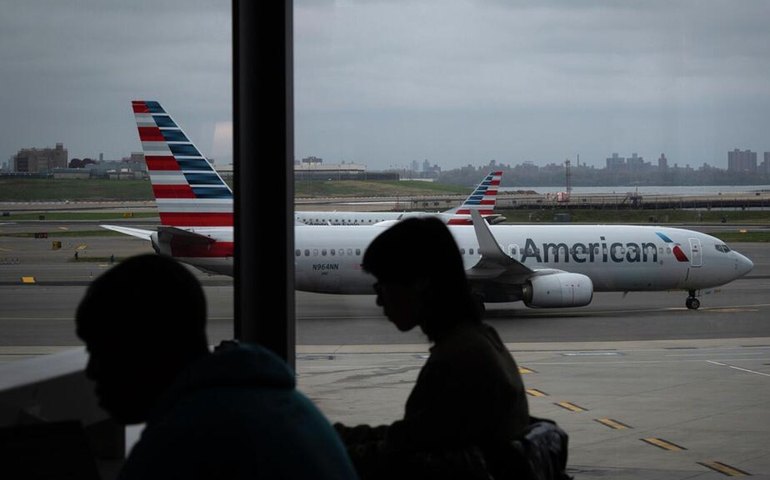 Conectividade aérea entre EUA e Oriente Médio cai quase 60% após conflito com Irã