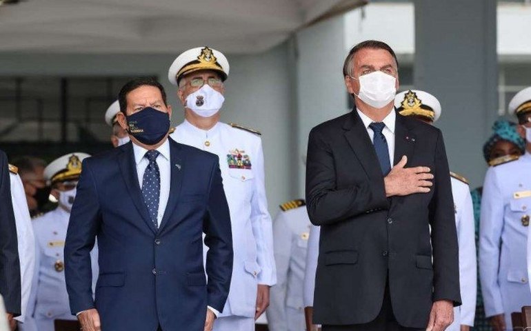 Bolsonaro acompanha cerimônia da Marinha, no Rio, junto com o vice Mourão