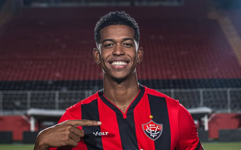 Após deixar o Flamengo, Carlinhos é anunciado pelo Vitória até o fim do ano