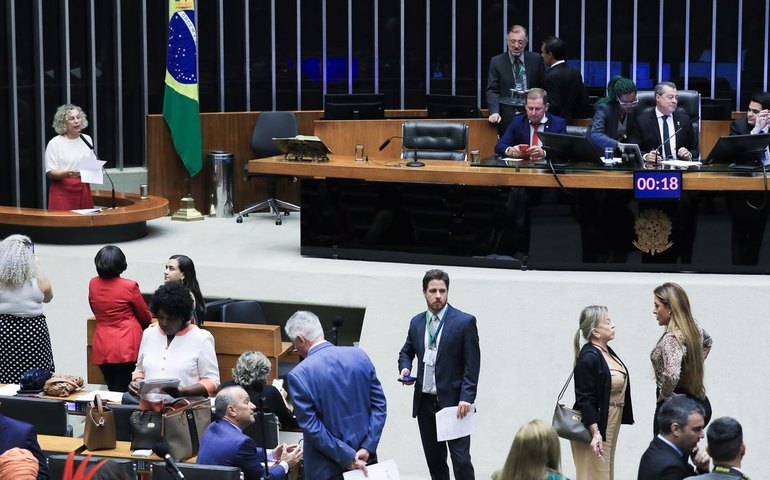 Câmara aprova atendimento prioritário para mães e pais atípicos no SUS