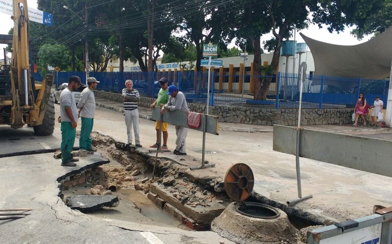 Arapiraca: Prefeitura providencia serviços em ruas com obras de saneamento afetadas pela chuva