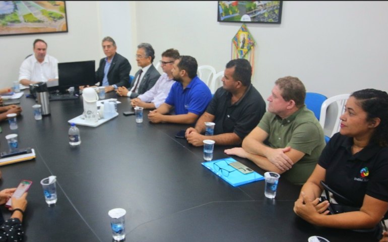 Parceria garante entrega de computadores para associações comunitárias