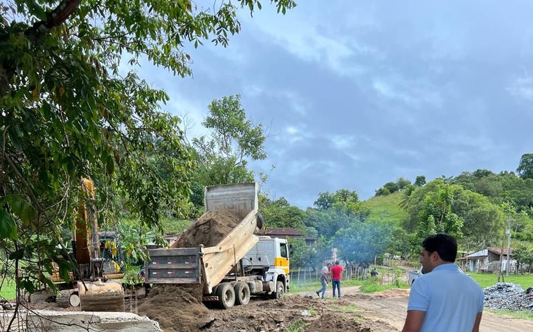 Obra de construção da ponte do Sítio Ilha Grande, em Santana do Mundaú, está em fase avançada