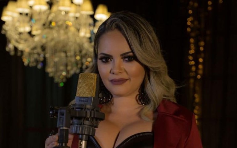 Cantora Dani Li morre aos 42 anos após procedimento estético no Paraná