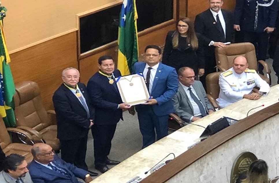 Hamilton Mourão recebe medalha na Assembleia Legislativa de SE 