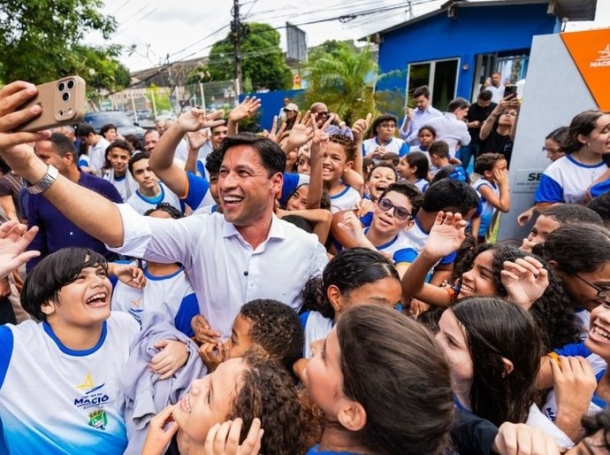 Prefeito Rodrigo Cunha entrega Escola Maceió Leitura com estrutura para 850 alunos